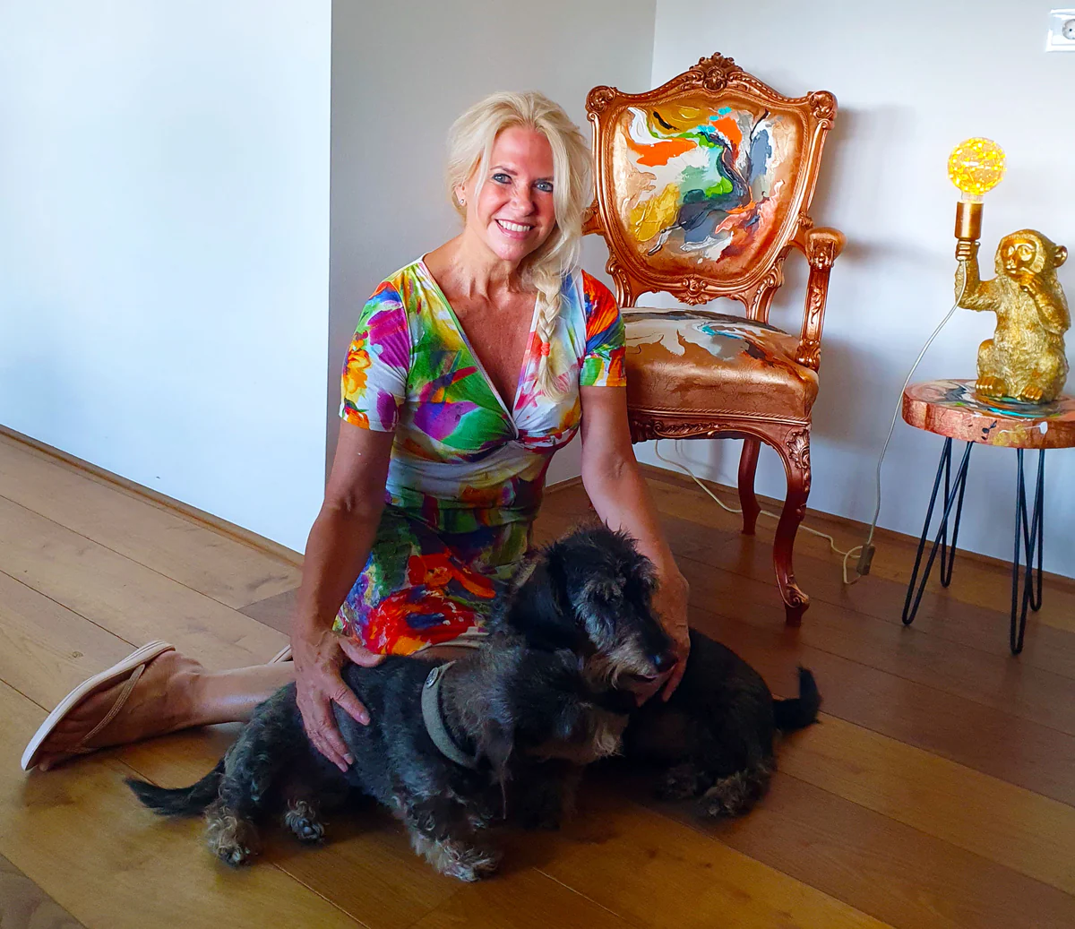 Beschilderd stoeltje met honden